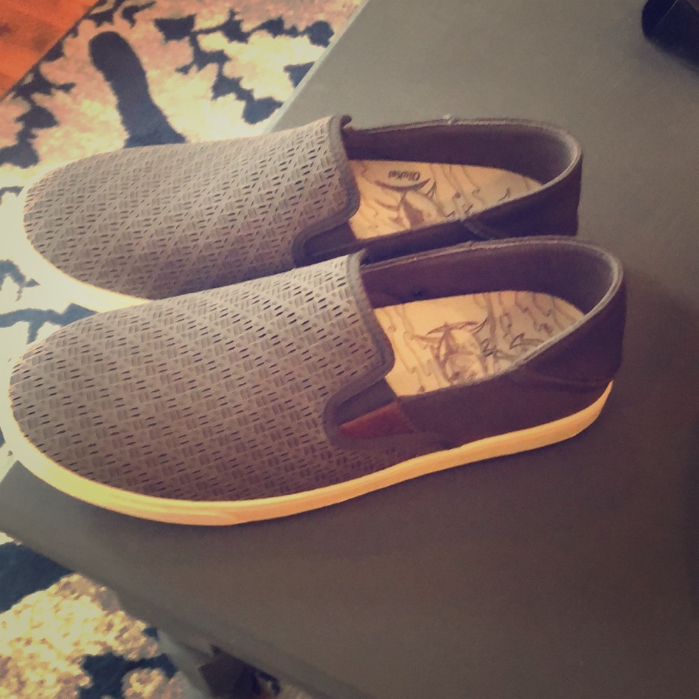 Brand new men’s Olukais